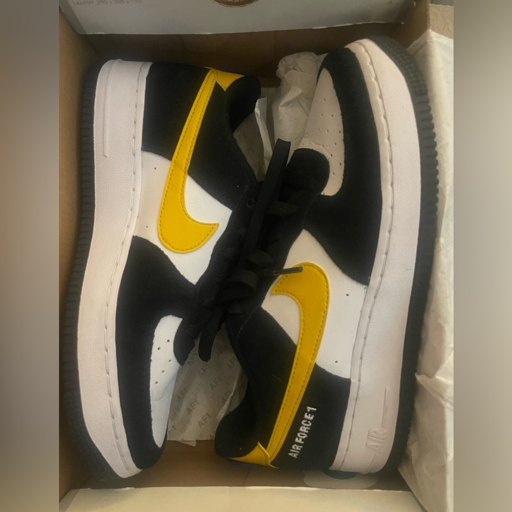 Nike Air Force Size 6.5 youth/8 womens